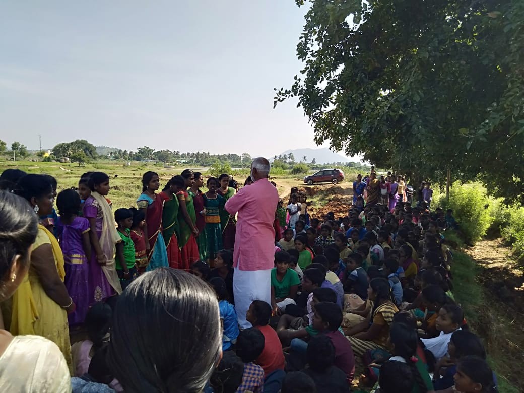 Children & Teachers alongwith Mr Gauthaman from Vathsalyam at the Eri